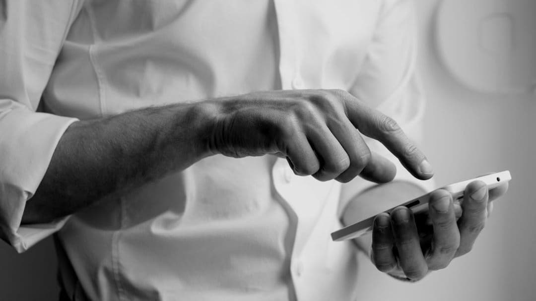 スマートフォンで文字を入力している様子のイメージ画像